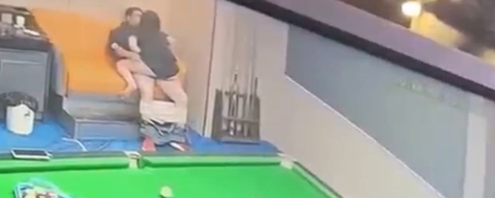 台球厅是偷情肏逼的最佳选择 只要给够钱女助教任你睡 主动女上位搞到爽