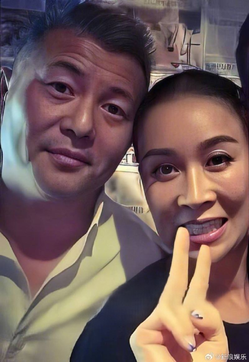 狗仔惊曝那英丈夫趁太太陪囡囡留学出轨 与美女亲密依偎饮醉带回老婆别墅 两人不雅视频被偷拍流出