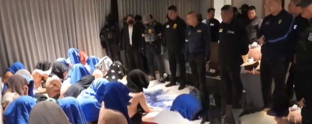 泰警捣毁男同性恋与毒品现场 多名男子裸体被抓获现在曝出 难道这就是男人之间的快乐吗